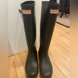 Tall black hunter . Women’s size 8. Only worn a few times .